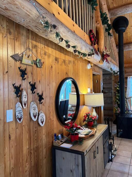 Terre De L'orme With Tucked Away In Nature Chalet Saint-Gabriel-De-Valcartier