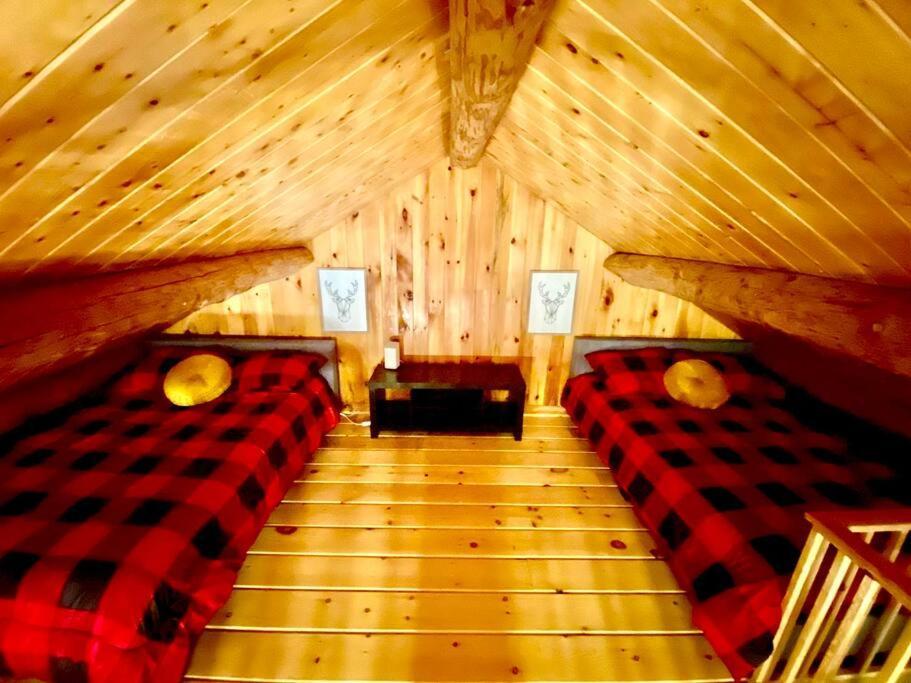 Terre De L'orme With Tucked Away In Nature Chalet Saint-Gabriel-De-Valcartier