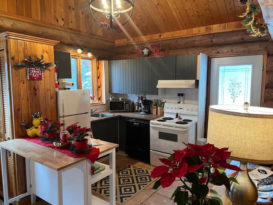Terre De L'orme With Tucked Away In Nature Chalet Saint-Gabriel-De-Valcartier