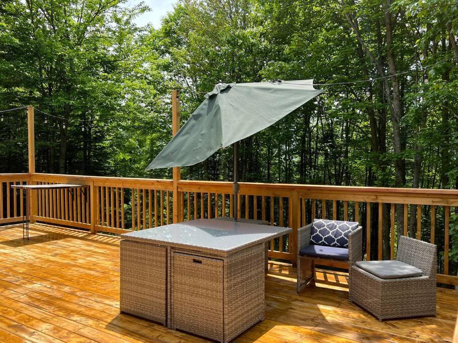 Terre De L'orme With Tucked Away In Nature Saint-Gabriel-De-Valcartier