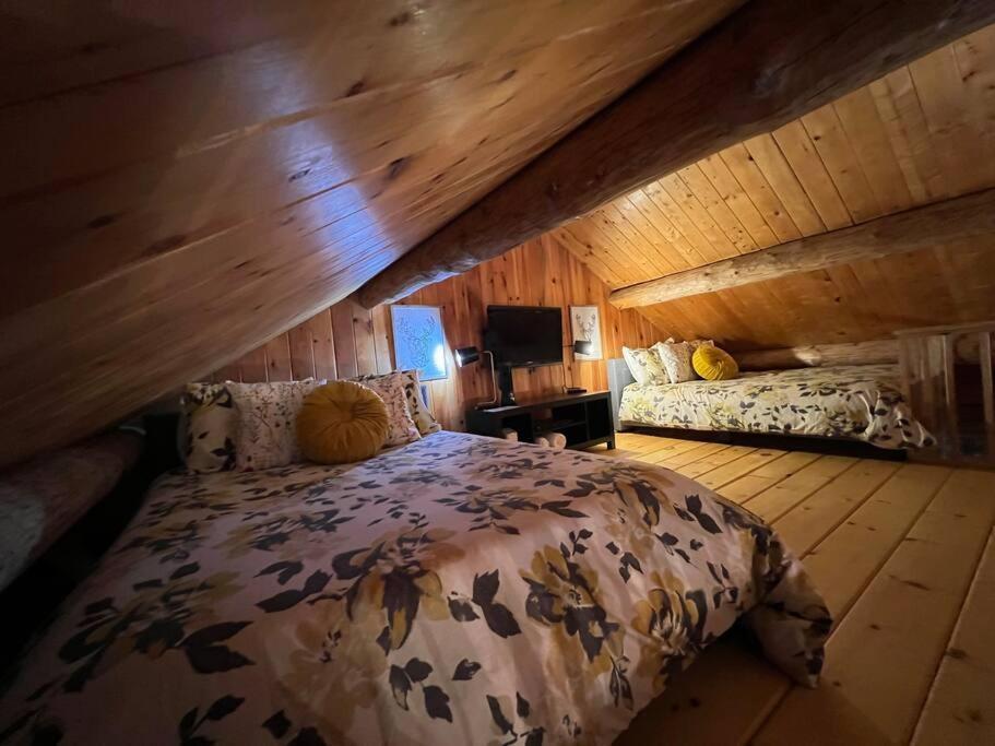 Terre De L'orme With Tucked Away In Nature Chalet Saint-Gabriel-De-Valcartier
